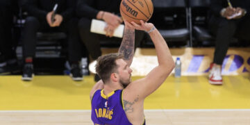 Doncic brilla, Phoenix se hunde y Barnes castiga a los Warriors
