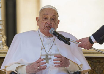 El papa Francisco reaparece con saludo sorpresa en San Pedro