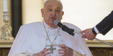 El papa Francisco reaparece con saludo sorpresa en San Pedro