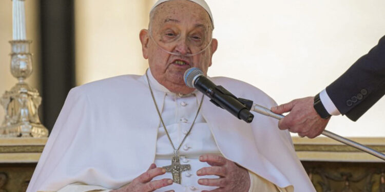El papa Francisco reaparece con saludo sorpresa en San Pedro