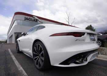 Jaguar y Land Rover suspenden envíos a EE.UU. tras arancel del 25%