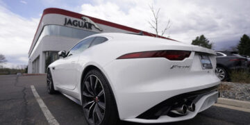 Jaguar y Land Rover suspenden envíos a EE.UU. tras arancel del 25%