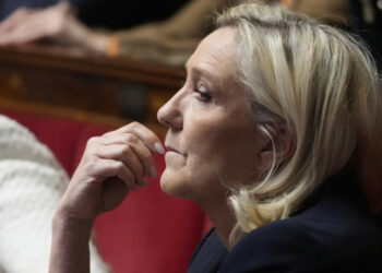 Le Pen promete batalla pacífica tras su condena en Francia