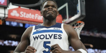 NBA multa a Anthony Edwards con 50,000 dólares por insultar a un fanático