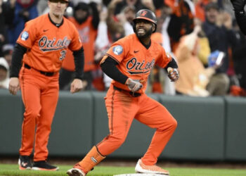 Orioles remontan y vencen 5-4 a Toronto en gran cierre