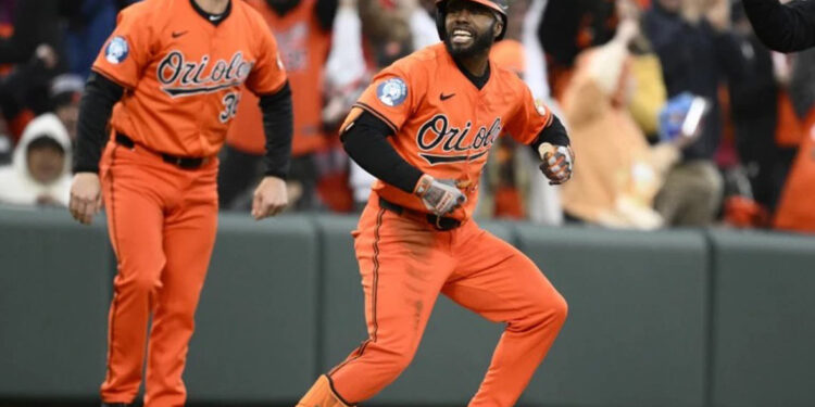 Orioles remontan y vencen 5-4 a Toronto en gran cierre
