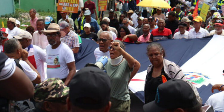 Sectores de izquierda marchan contra concesiones mineras