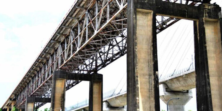 Sigue prohibido el paso de vehículos pesados por puente de la 17