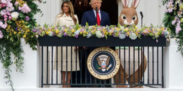 Trump honra al papa con banderas a media asta y celebra Pascua en la Casa Blanca
