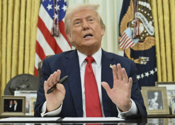 Trump pide al Supremo reactivar expulsión de migrantes a El Salvador
