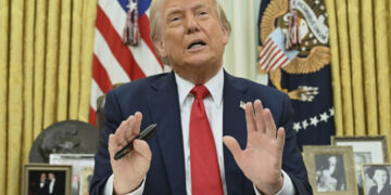 Trump pide al Supremo reactivar expulsión de migrantes a El Salvador