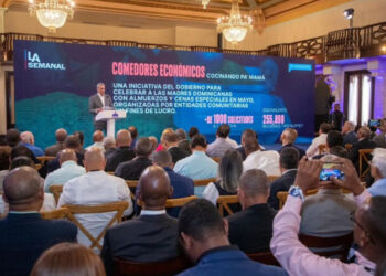Abinader descarta debatir política migratoria con expresidentes en reunión sobre Haití