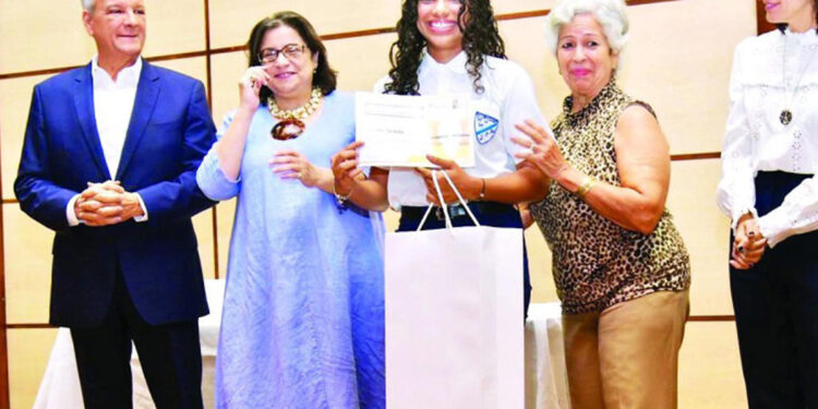 Fundación Macarrulla premia a jóvenes por ensayos sobre libertad