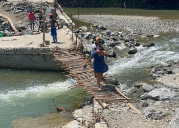 Comunitarios reconstruyen puente de tablitas en Bayacanes