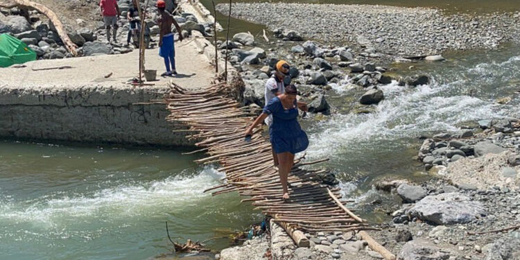 Comunitarios reconstruyen puente de tablitas en Bayacanes