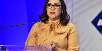 Elizabeth Mena lanza podcast “Cambia el Chip” sobre liderazgo y sostenibilidad