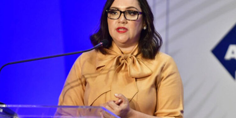 Elizabeth Mena lanza podcast “Cambia el Chip” sobre liderazgo y sostenibilidad