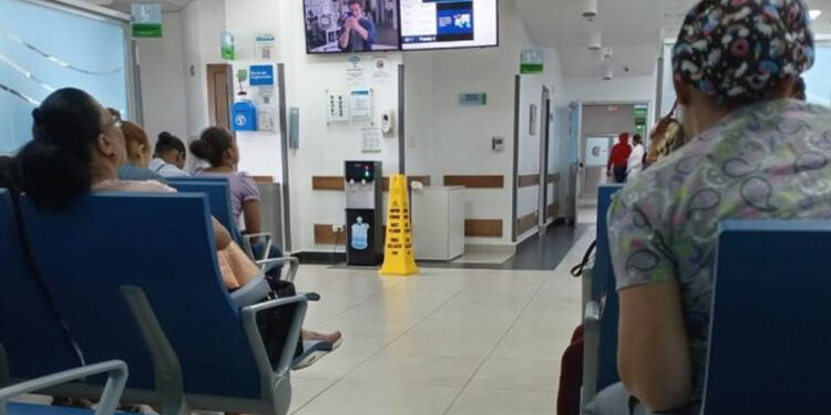 Falla en sistema de facturación paraliza servicios en Plaza de la Salud