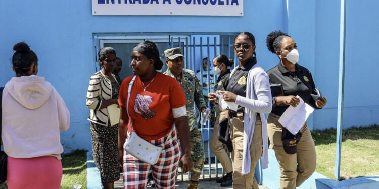 Haitianos no pagan servicios médicos en hospital de Engombe