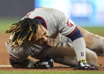 José Ramírez sufre esguince de tobillo y abandona juego ante los Blue Jays
