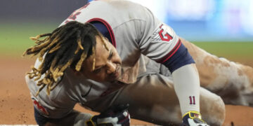 José Ramírez sufre esguince de tobillo y abandona juego ante los Blue Jays