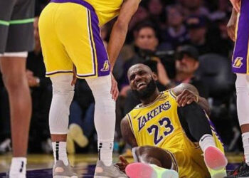 LeBron sufrió desgarro de ligamento en la rodilla izquierda durante derrota ante Wolves
