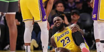 LeBron sufrió desgarro de ligamento en la rodilla izquierda durante derrota ante Wolves