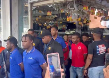 Migración irrumpe en tienda china y expulsa a empleados haitianos sin documentos