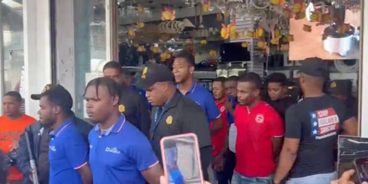 Migración irrumpe en tienda china y expulsa a empleados haitianos sin documentos