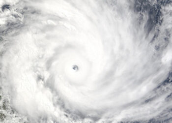 Primera onda tropical anticipa temporada activa de huracanes 2025