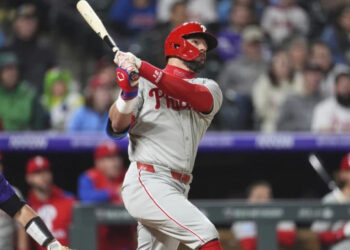 Schwarber conecta su jonrón 300 y Filis remontan ante Rockies