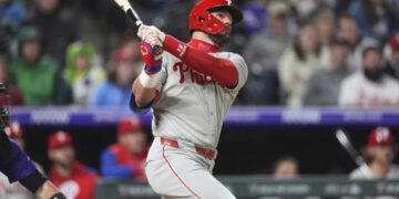 Schwarber conecta su jonrón 300 y Filis remontan ante Rockies
