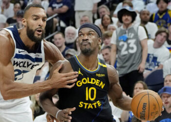 Warriors vencen a Wolves pese a lesión de Curry