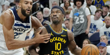 Warriors vencen a Wolves pese a lesión de Curry