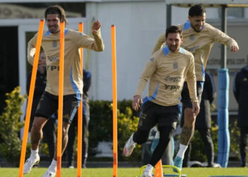 Argentina, con Messi, enfrenta a un Chile urgido de puntos en las eliminatorias