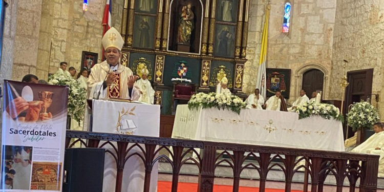Celebran bodas de plata 18 sacerdotes católicos