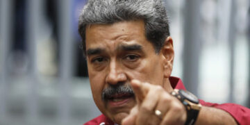 Chavismo invita a migrantes a volver a Venezuela tras su victoria electoral