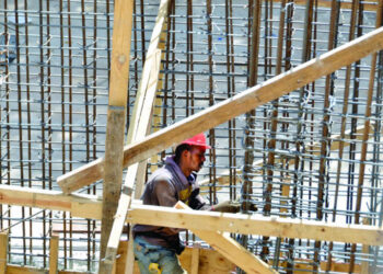 Constructores rechazan alza en tarifas de licencias impuestas por el Mived