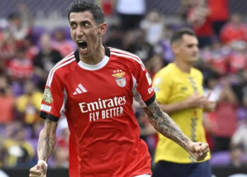 Di María lidera paliza de Benfica sobre Auckland City tras tormenta