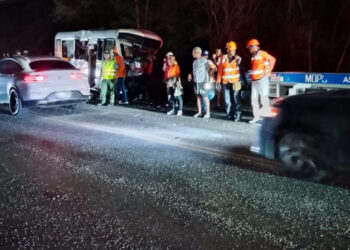 Dos muertos y ocho heridos en choque entre autobús y camioneta en Baní-Azua