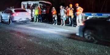 Dos muertos y ocho heridos en choque entre autobús y camioneta en Baní-Azua