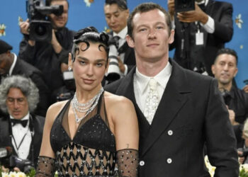 Dua Lipa se compromete con el actor Callum Turner