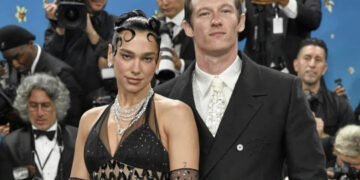 Dua Lipa se compromete con el actor Callum Turner