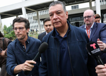 Expulsan a senador por interrumpir rueda de prensa de secretaria de Seguridad
