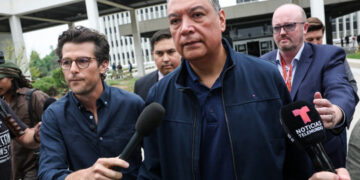 Expulsan a senador por interrumpir rueda de prensa de secretaria de Seguridad