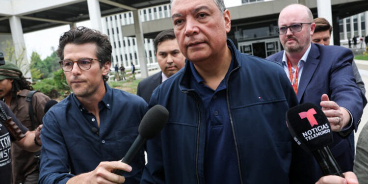 Expulsan a senador por interrumpir rueda de prensa de secretaria de Seguridad