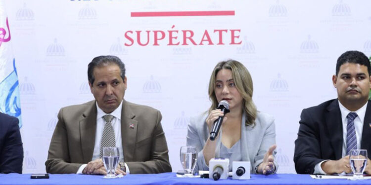 Gobierno entrega bono de emergencia a familias afectadas por tragedia en Jet Set