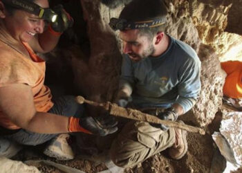 Hallan cuatro espadas romanas bien conservadas en cueva del Mar Muerto