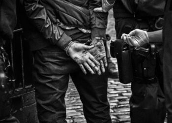 Hermanos asesinan a su padre para cobrar pensión en Italia