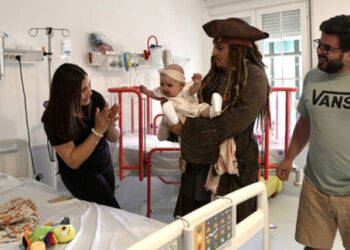 Johnny Depp visita hospital infantil en Madrid como Jack Sparrow